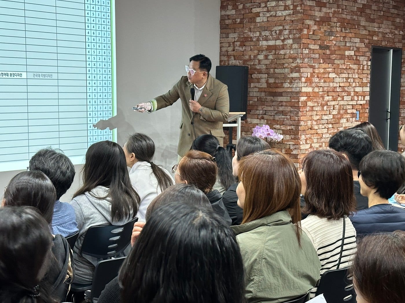 열린수학전문관 고3 대입 설명회 — 학부모들 앞에서 설명하는 모습