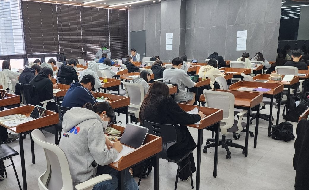 열린수학전문관 고3 독서실 — 지정석에서 자습하는 학생들